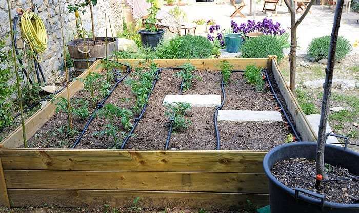 Do raised beds need a floor? Do raised beds need a floor?