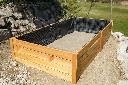 Do raised beds need a liner?