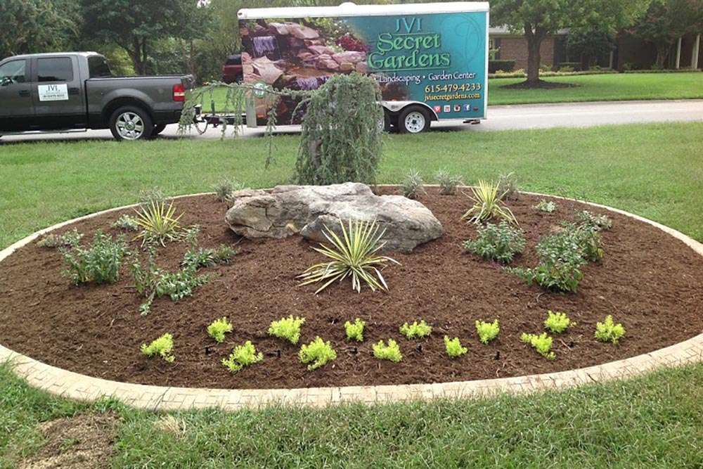 Different types of mulches for flower beds Different types of mulches for flower beds